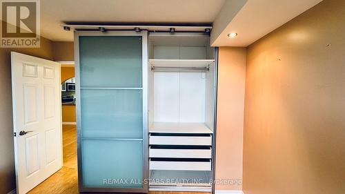 402 - 7601 Bathurst Street, Vaughan, ON - Indoor