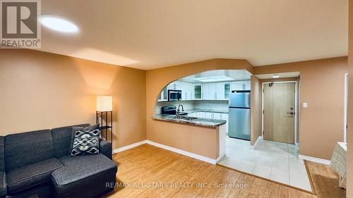 402 - 7601 Bathurst Street, Vaughan, ON - Indoor Photo Showing Living Room