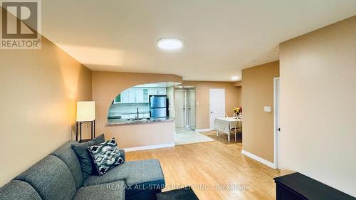 402 - 7601 Bathurst Street, Vaughan, ON - Indoor