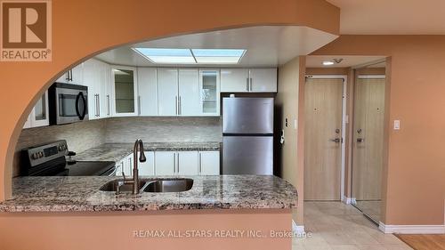 402 - 7601 Bathurst Street, Vaughan, ON - Indoor Photo Showing Kitchen With Double Sink