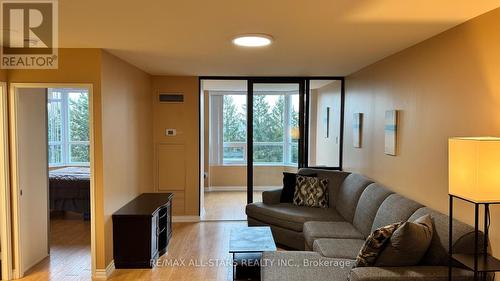 402 - 7601 Bathurst Street, Vaughan, ON - Indoor Photo Showing Living Room