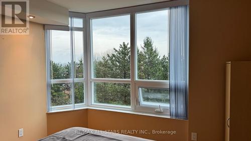 402 - 7601 Bathurst Street, Vaughan, ON - Indoor