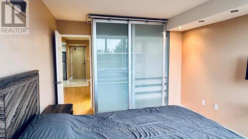 402 - 7601 Bathurst Street, Vaughan, ON - Indoor Photo Showing Bedroom