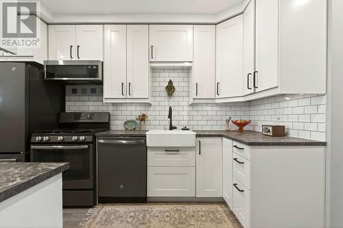 93 Houghton Avenue S, Hamilton, ON - Indoor Photo Showing Kitchen