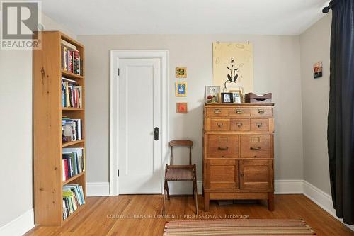 93 Houghton Avenue S, Hamilton, ON - Indoor Photo Showing Bedroom
