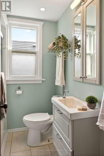 93 Houghton Avenue S, Hamilton, ON - Indoor Photo Showing Bathroom