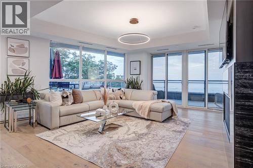 2060 Lakeshore Road Unit# 308, Burlington, ON - Indoor Photo Showing Living Room