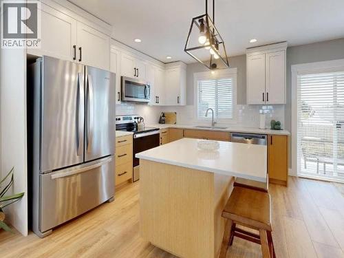 4511 Manson Ave, Powell River, BC - Indoor Photo Showing Kitchen With Upgraded Kitchen