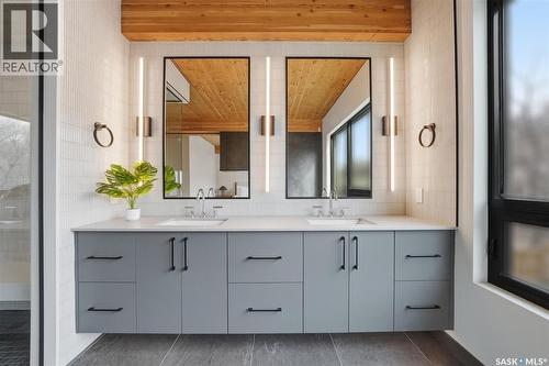 301 212 Saskatchewan Crescent, Saskatoon, SK - Indoor Photo Showing Bathroom