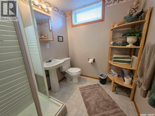 464 Macdonald Drive, Swift Current, SK - Indoor Photo Showing Bathroom
