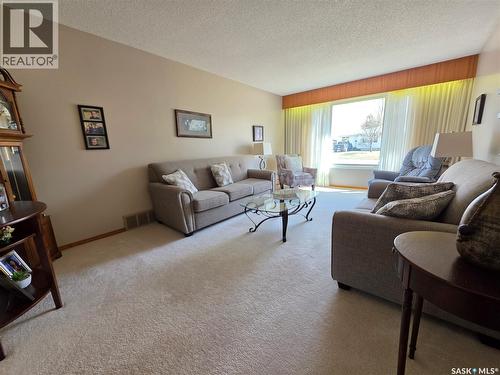 464 Macdonald Drive, Swift Current, SK - Indoor Photo Showing Living Room