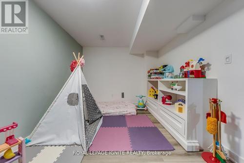 5637 Evelyn Lane, Burlington, ON - Indoor Photo Showing Other Room