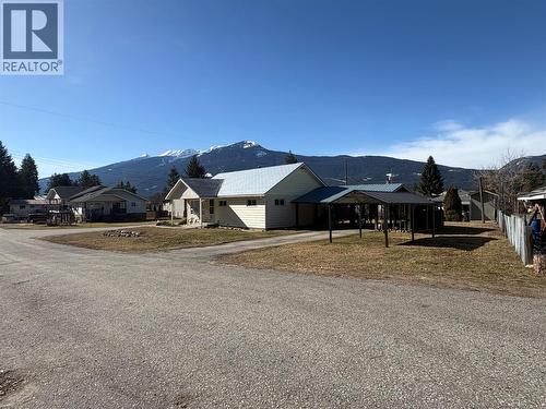 301 5Th Street Nw, Nakusp, BC - Outdoor