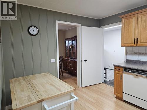 301 5Th Street Nw, Nakusp, BC - Indoor Photo Showing Kitchen