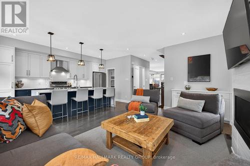 30 Telmon Street, Ottawa, ON - Indoor Photo Showing Living Room