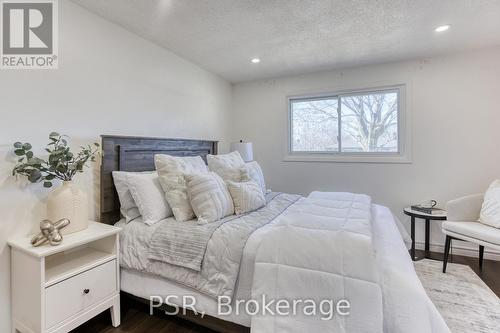 231 Heritage Drive, Kitchener, ON - Indoor Photo Showing Bedroom