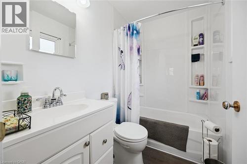 18 Close Avenue, Cambridge, ON - Indoor Photo Showing Bathroom