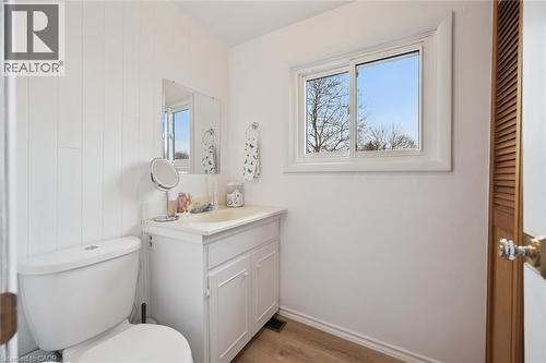 18 Close Avenue, Cambridge, ON - Indoor Photo Showing Bathroom