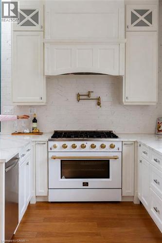 New stove - 347 Queen Street S, Hamilton, ON - Indoor Photo Showing Kitchen
