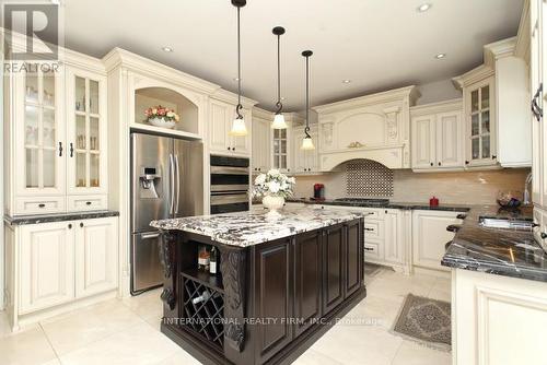 7 Elderwood Drive, Richmond Hill, ON - Indoor Photo Showing Kitchen With Upgraded Kitchen