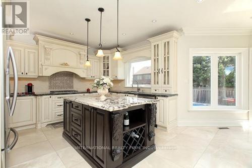 7 Elderwood Drive, Richmond Hill, ON - Indoor Photo Showing Kitchen With Upgraded Kitchen
