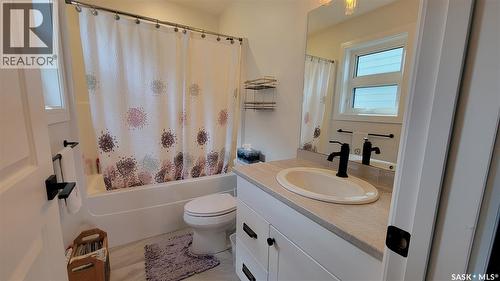 214 1St Avenue W, Maidstone, SK - Indoor Photo Showing Bathroom