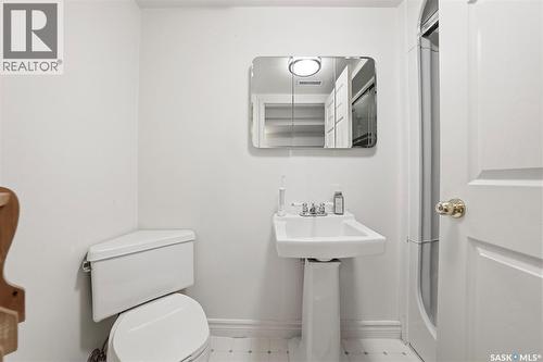 428 6Th Street E, Saskatoon, SK - Indoor Photo Showing Bathroom