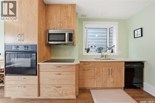 428 6Th Street E, Saskatoon, SK - Indoor Photo Showing Kitchen With Double Sink