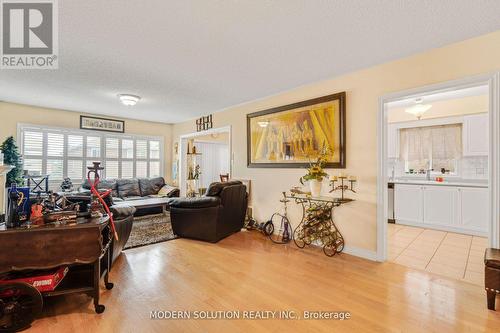 552 Wildgrass Road, Mississauga, ON - Indoor Photo Showing Living Room