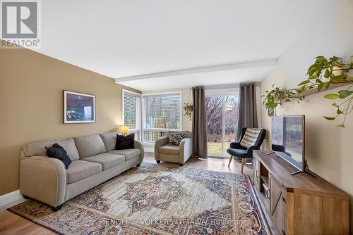 B - 35 Robinson Avenue, Ottawa, ON - Indoor Photo Showing Living Room