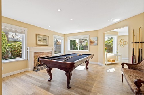2590 Sinclair Rd, Saanich, BC 