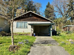 2728 Avebury Ave Victoria, BC V8R 3W4