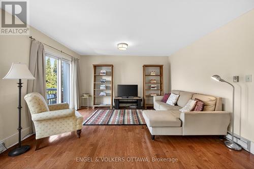 424 Lochaber Avenue, Ottawa, ON - Indoor Photo Showing Living Room