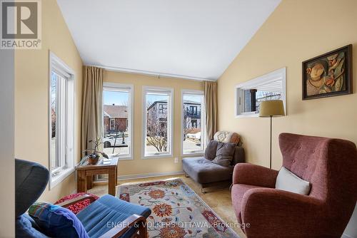 424 Lochaber Avenue, Ottawa, ON - Indoor Photo Showing Living Room