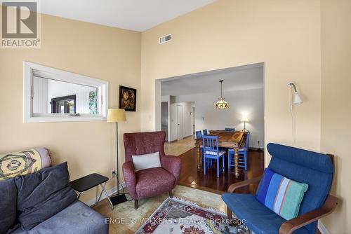 424 Lochaber Avenue, Ottawa, ON - Indoor Photo Showing Living Room