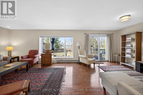 424 Lochaber Avenue, Ottawa, ON - Indoor Photo Showing Living Room