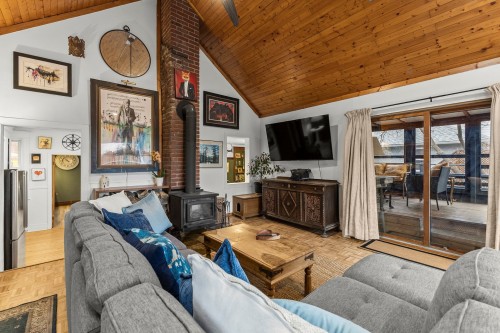 Salle familiale - 94 Rue St-Pierre, Rigaud, QC - Indoor Photo Showing Living Room