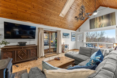 Salle familiale - 94 Rue St-Pierre, Rigaud, QC - Indoor Photo Showing Living Room
