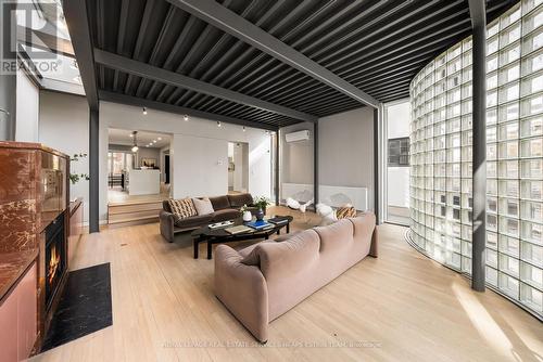 335 St Clair Avenue E, Toronto, ON - 