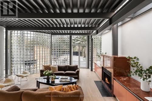 335 St Clair Avenue E, Toronto, ON -  With Fireplace