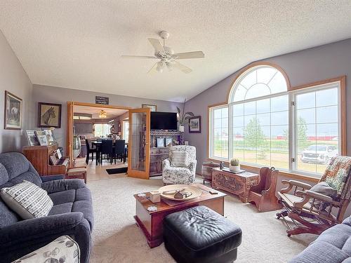 173038 60 (Kola) Road N, Virden, MB - Indoor Photo Showing Living Room
