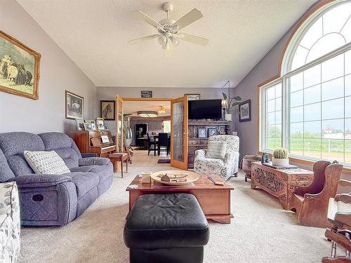 173038 60 (Kola) Road N, Virden, MB - Indoor Photo Showing Living Room