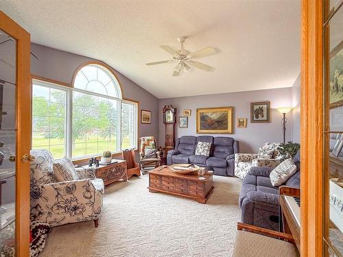 173038 60 (Kola) Road N, Virden, MB - Indoor Photo Showing Living Room