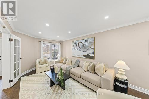 33 Hutton Crescent, Caledon, ON - Indoor Photo Showing Living Room
