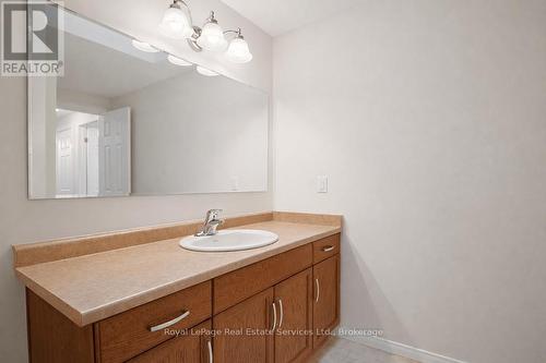 11 - 255 Summerfield Drive, Guelph (Pineridge/Westminster Woods), ON - Indoor Photo Showing Bathroom