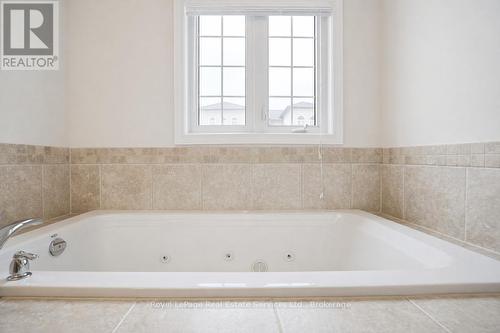 11 - 255 Summerfield Drive, Guelph (Pineridge/Westminster Woods), ON - Indoor Photo Showing Bathroom