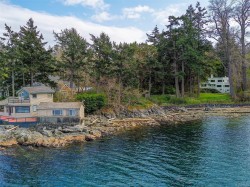 2620 Queenswood Dr  Saanich, BC V8N 1X5