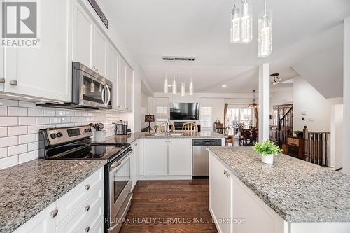 22 Mcdevitt Lane, Caledon, ON - Indoor Photo Showing Kitchen With Stainless Steel Kitchen With Upgraded Kitchen