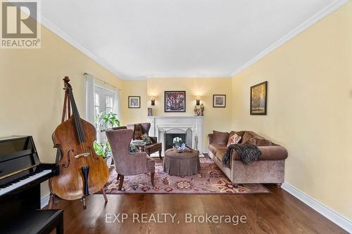 89 Windermere Crescent, Richmond Hill, ON - Indoor Photo Showing Living Room With Fireplace