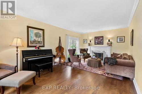 89 Windermere Crescent, Richmond Hill, ON - Indoor Photo Showing Living Room With Fireplace